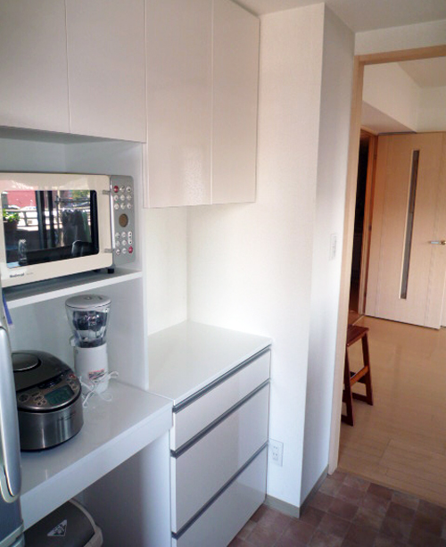 キッチンの白い食器棚 イメージ